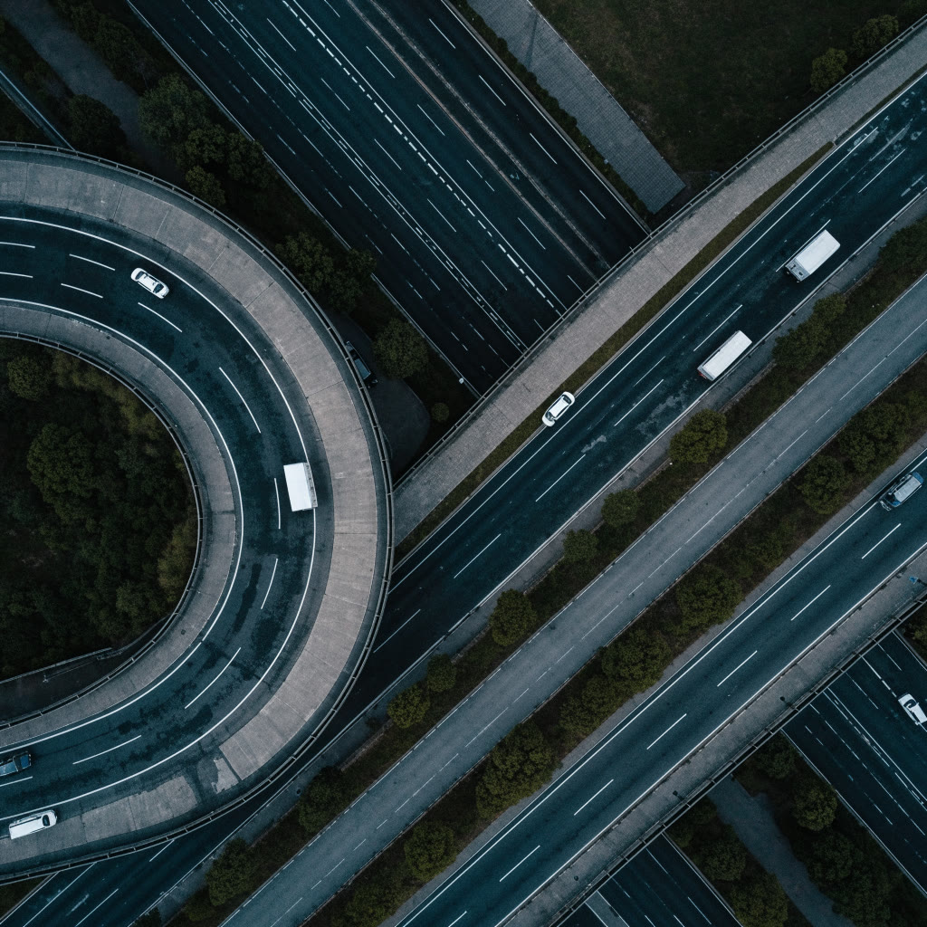 Vialidades de la ciudad vistas desde arriba con camionetas de reparto