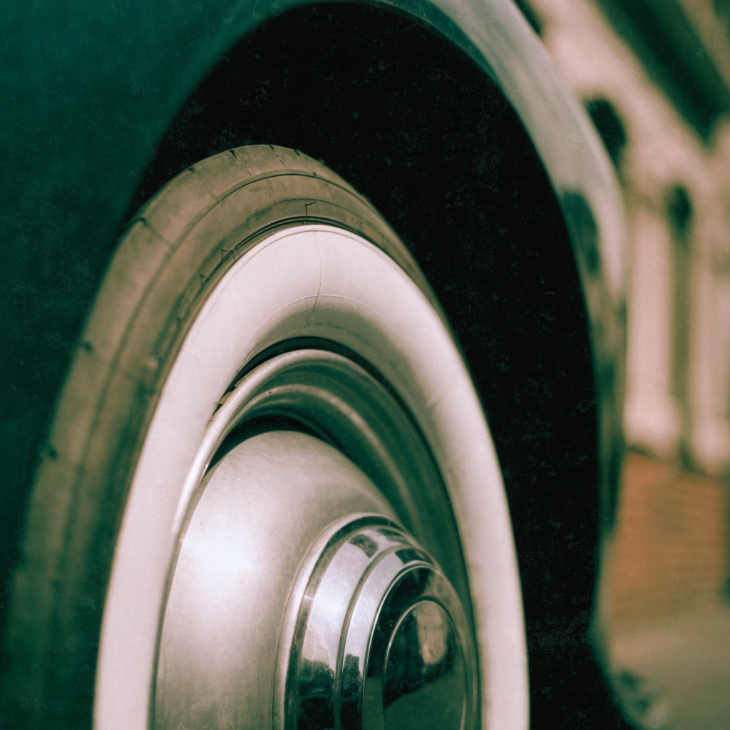 Rueda con cara blanca y tapón cromado en tono sepia