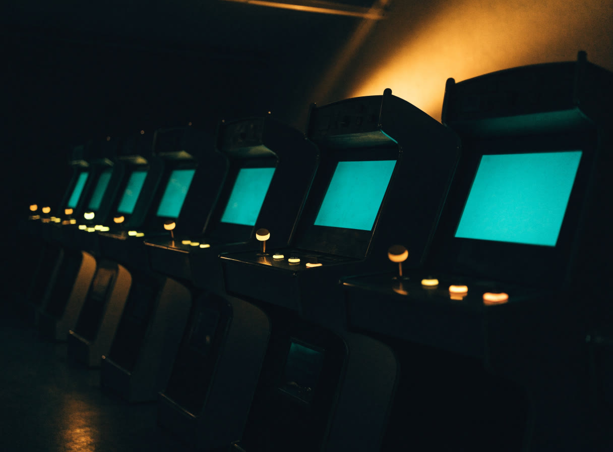 Fila de máquinas de arcade con botones iluminados