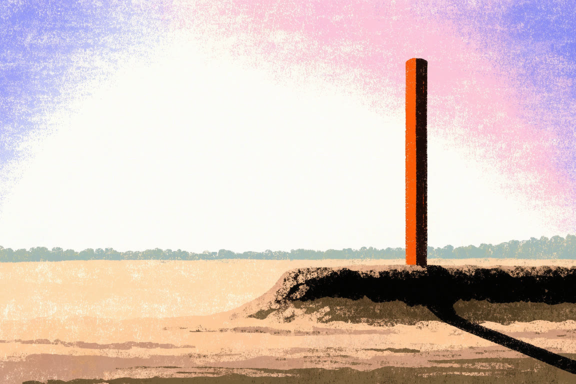 Poste de señal a franjas sobre un bordo de tierra al atardecer