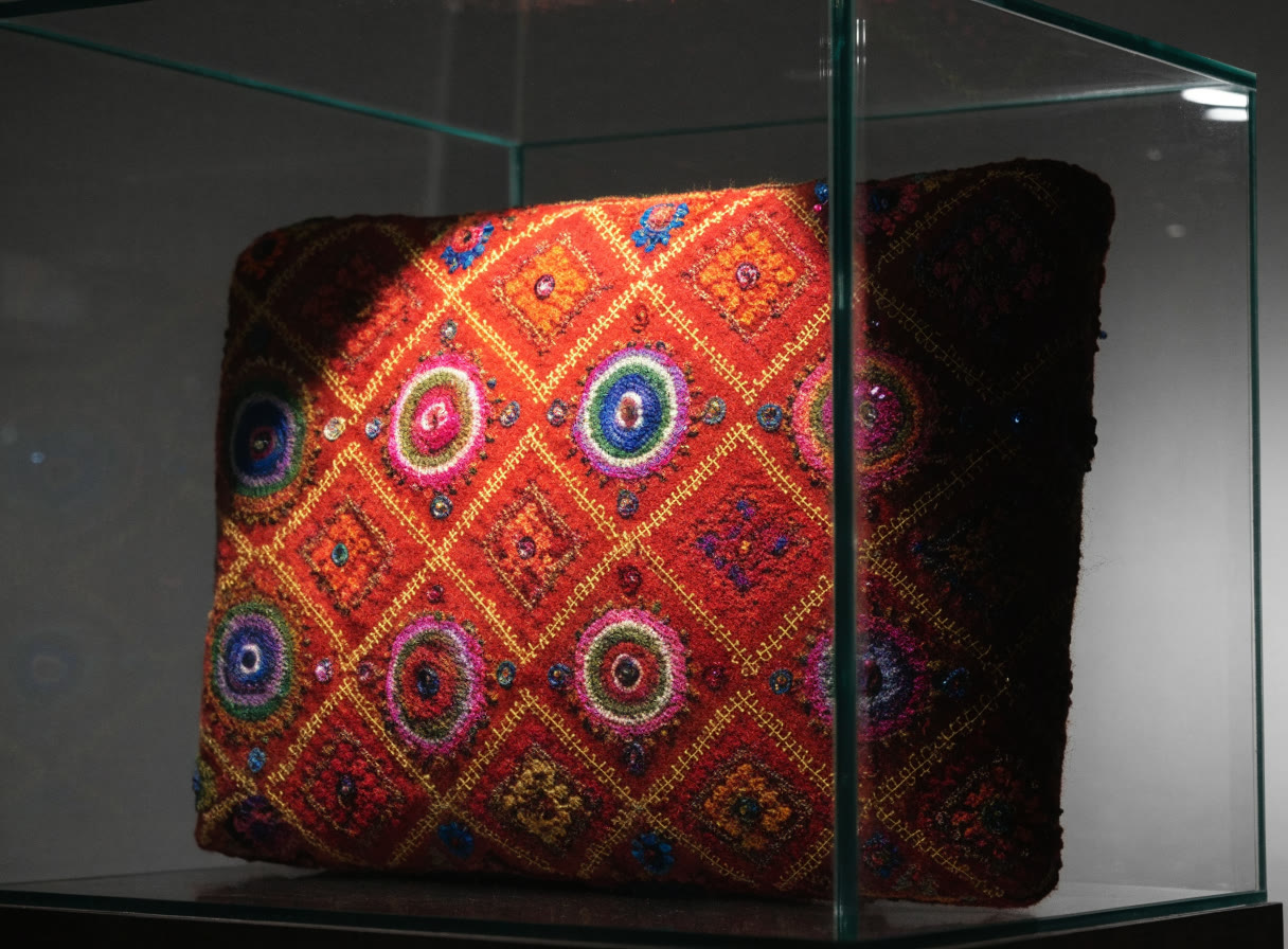 Textil bordado de colores dentro de una vitrina