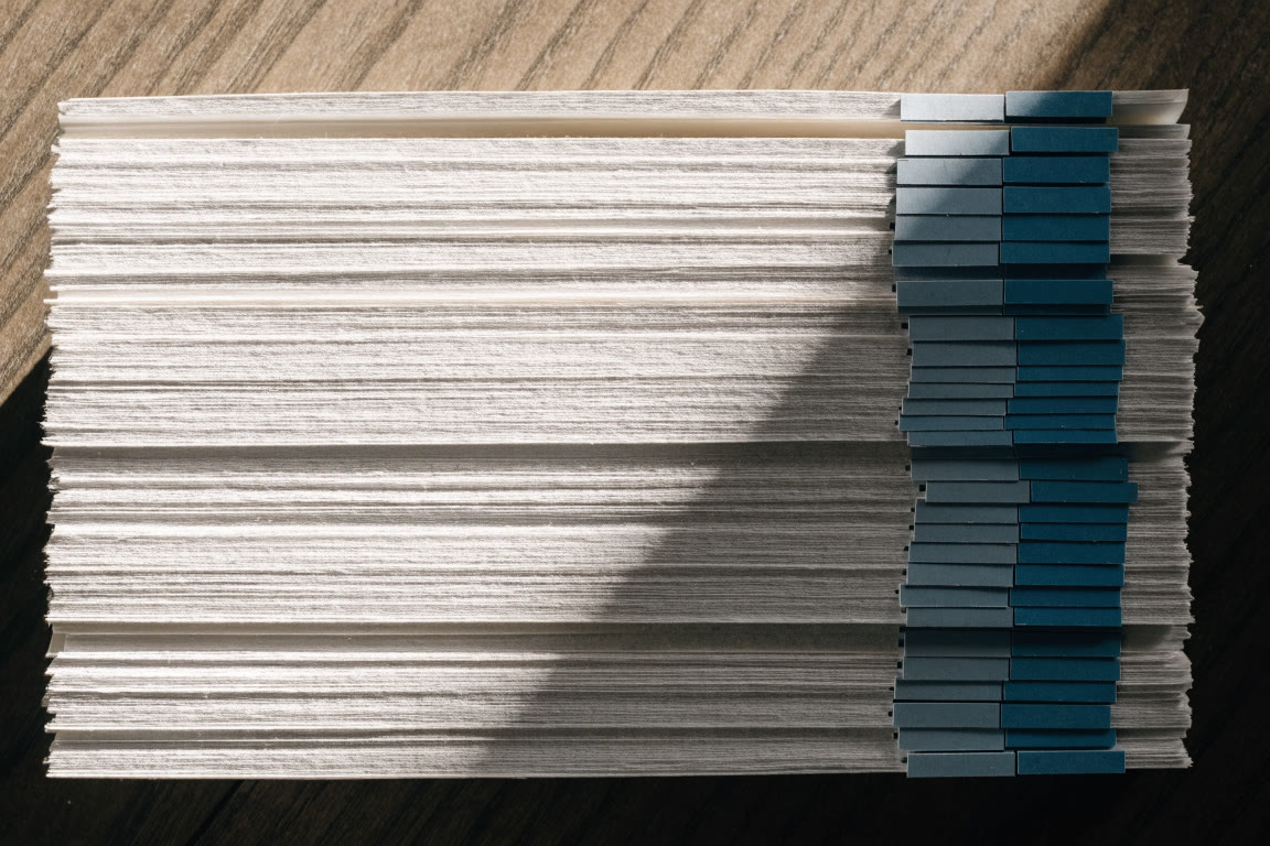 Carpeta administrativa cerrada sobre una mesa clara