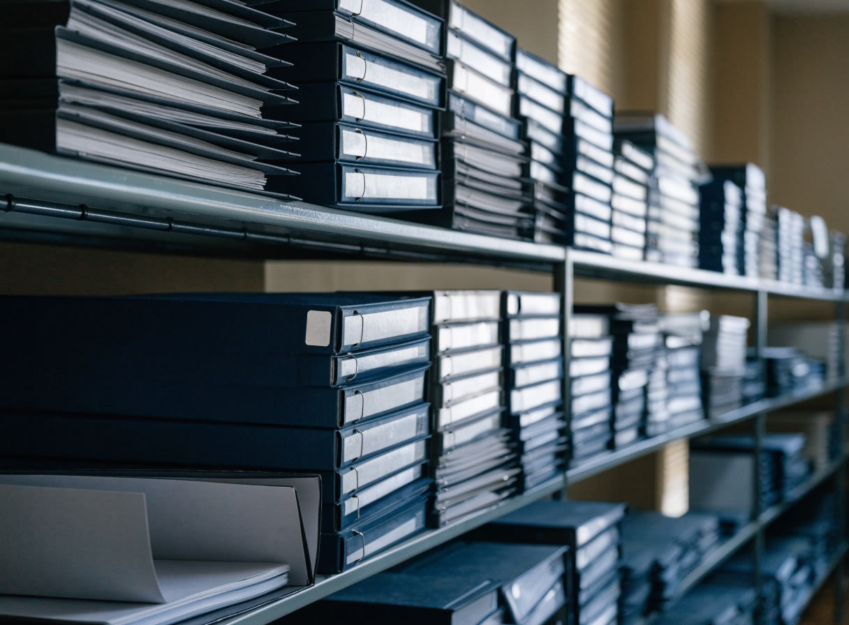 Estantería con archivadores de documentos sin etiquetas