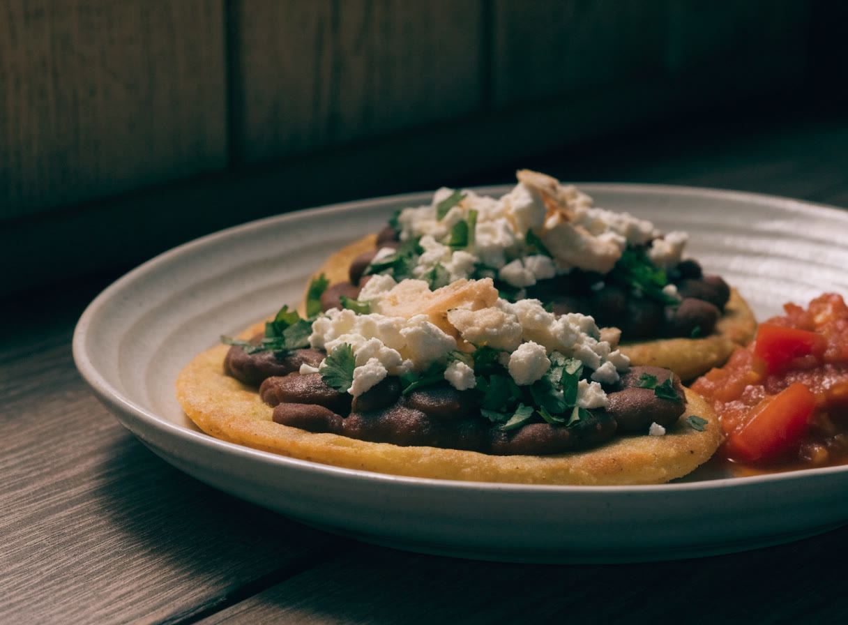 Sopes dorados con frijoles y salsa servida aparte