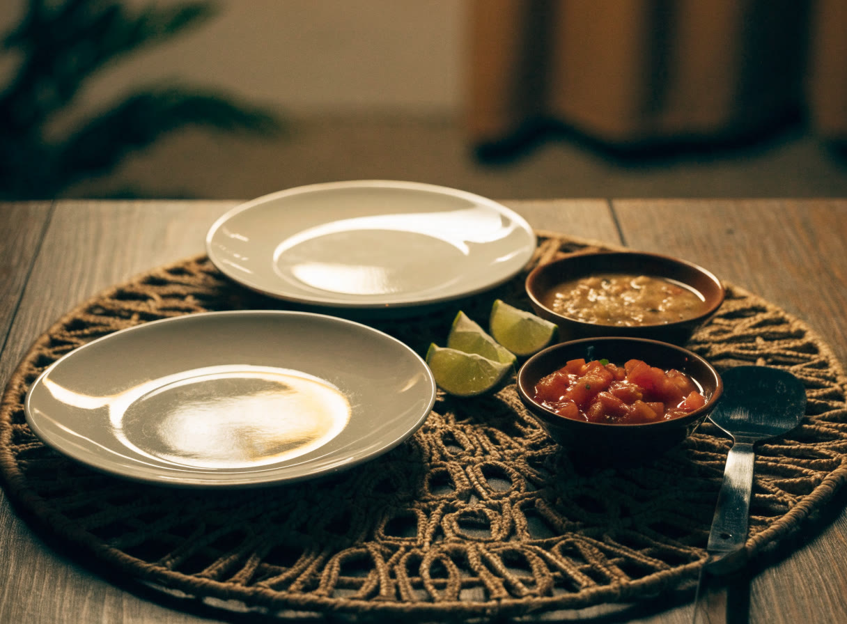 Platos, salsa y utensilios dispuestos para una comanda