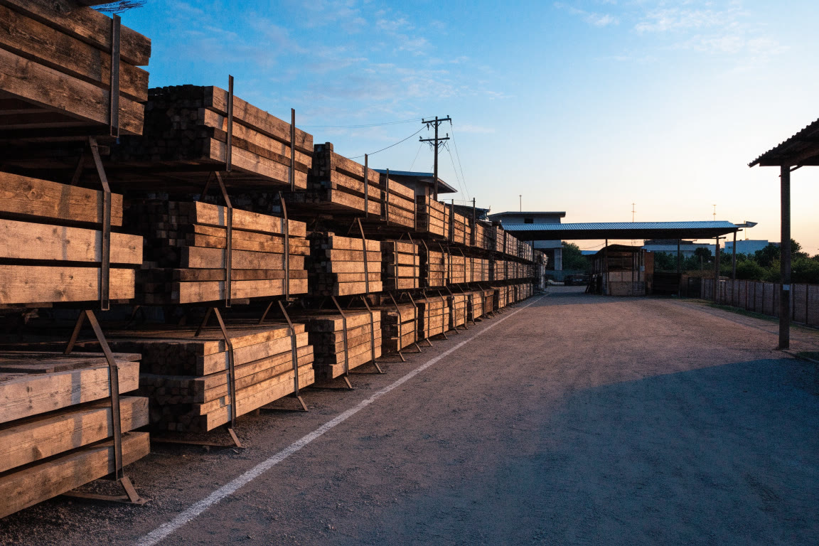 Zona de carga ordenada con paquetes de madera bajo cubierta