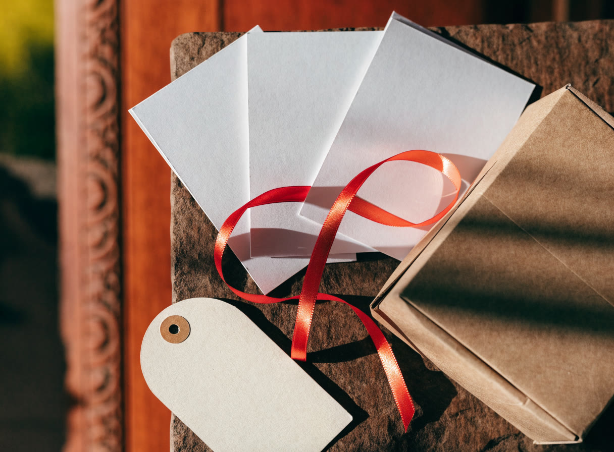 Tarjetas en blanco, caja plegada y etiquetas para revisar antes de personalizar