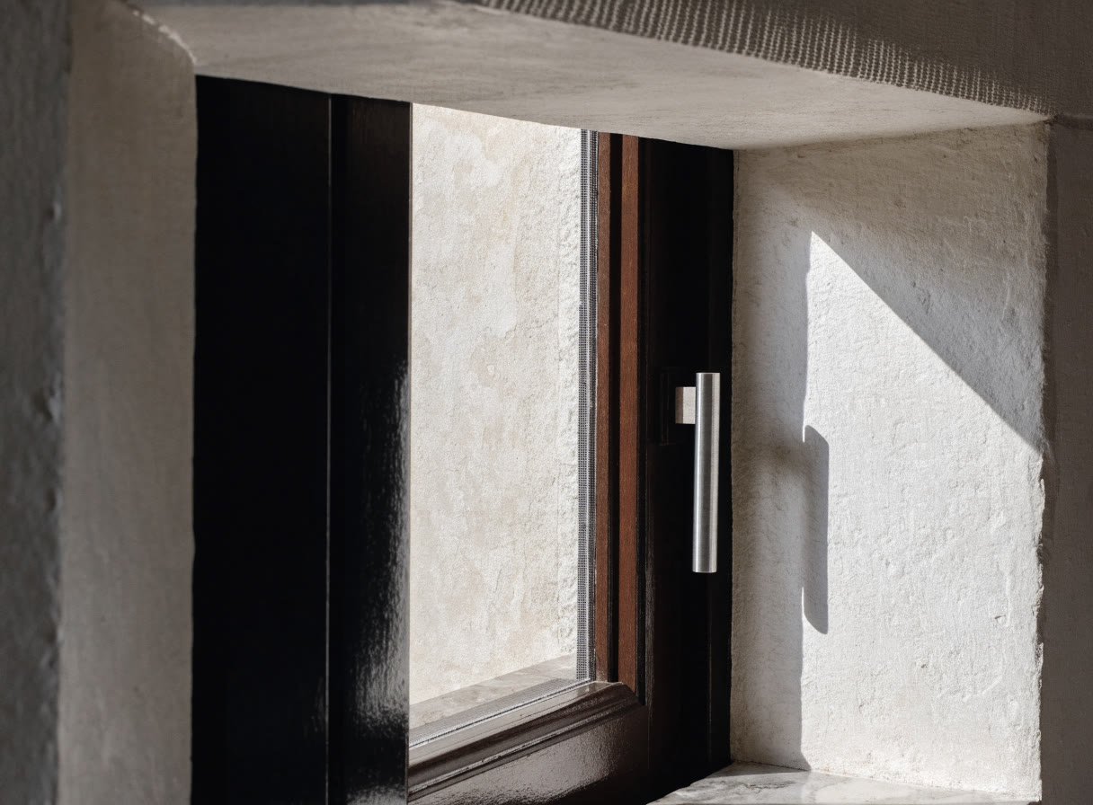 Detalle del marco, profundidad y despeje de una ventana