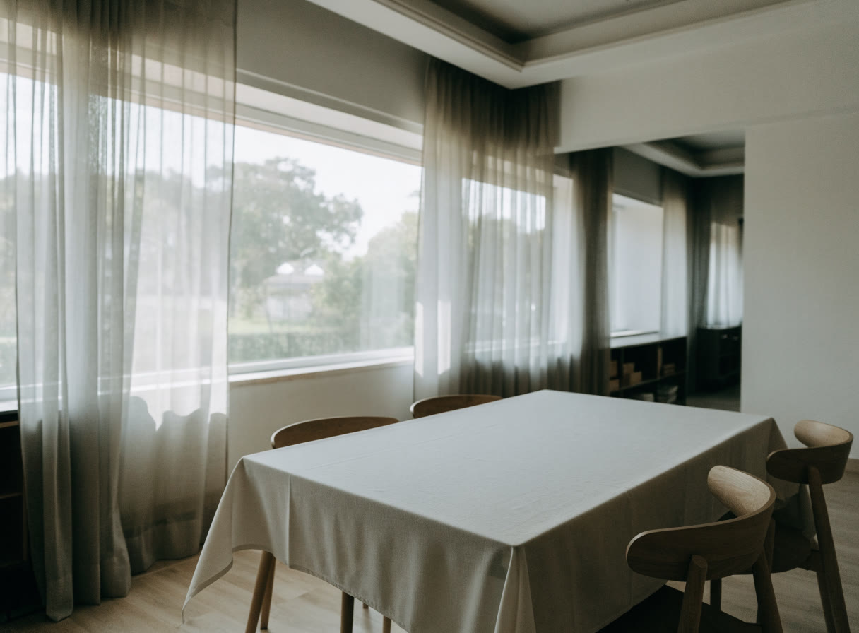 Cortinas translúcidas en ventanal de comedor