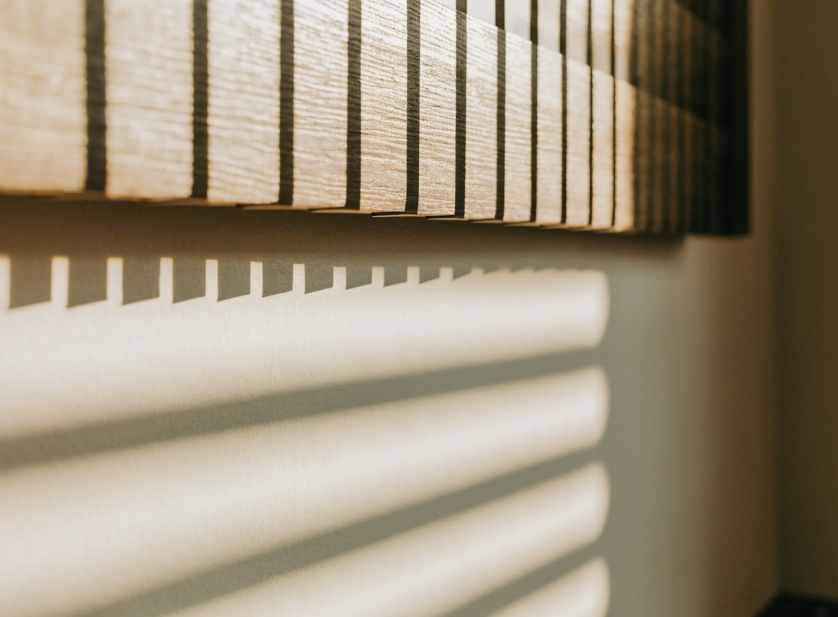 Persiana horizontal con luz sobre la pared