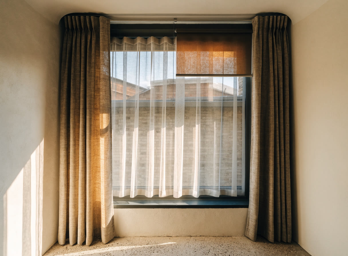 Instalación de cortinas y persianas instalado en una ventana residencial