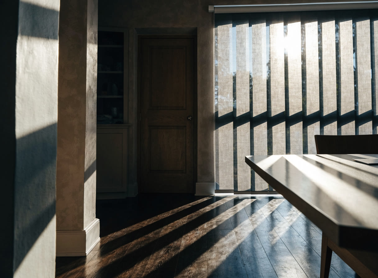 Persiana screen filtra la luz sobre el piso de un estudio