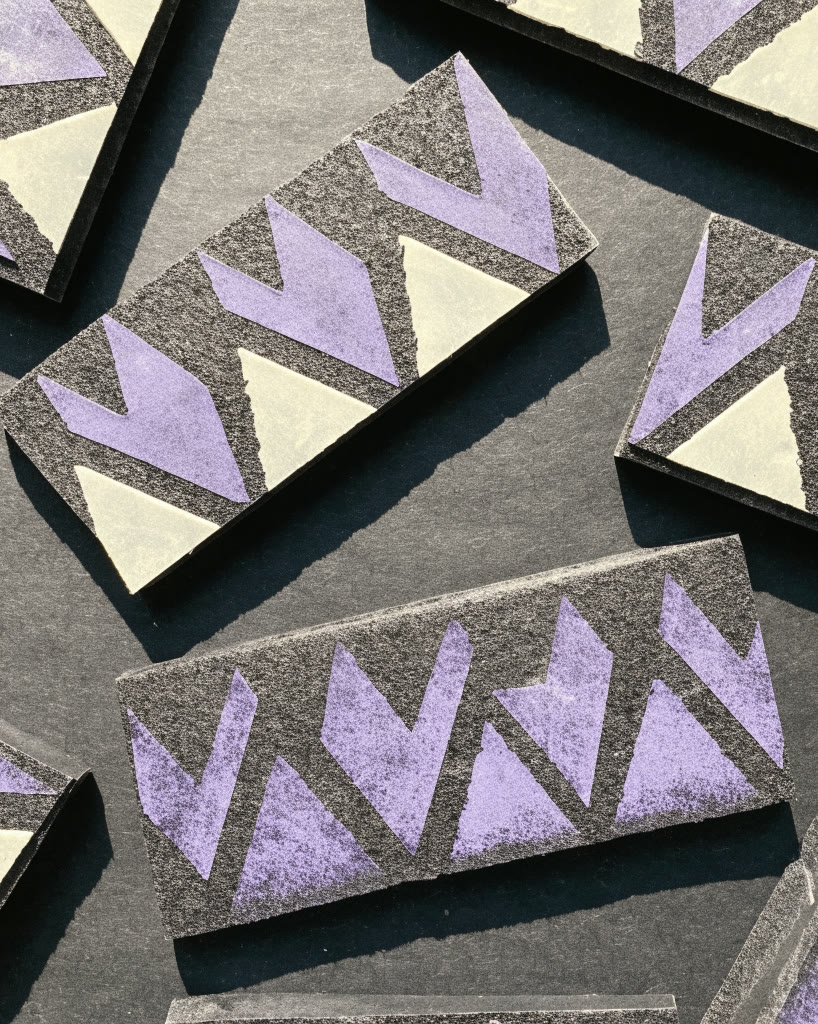 Impresiones de sello en tinta violeta sobre papel carbón