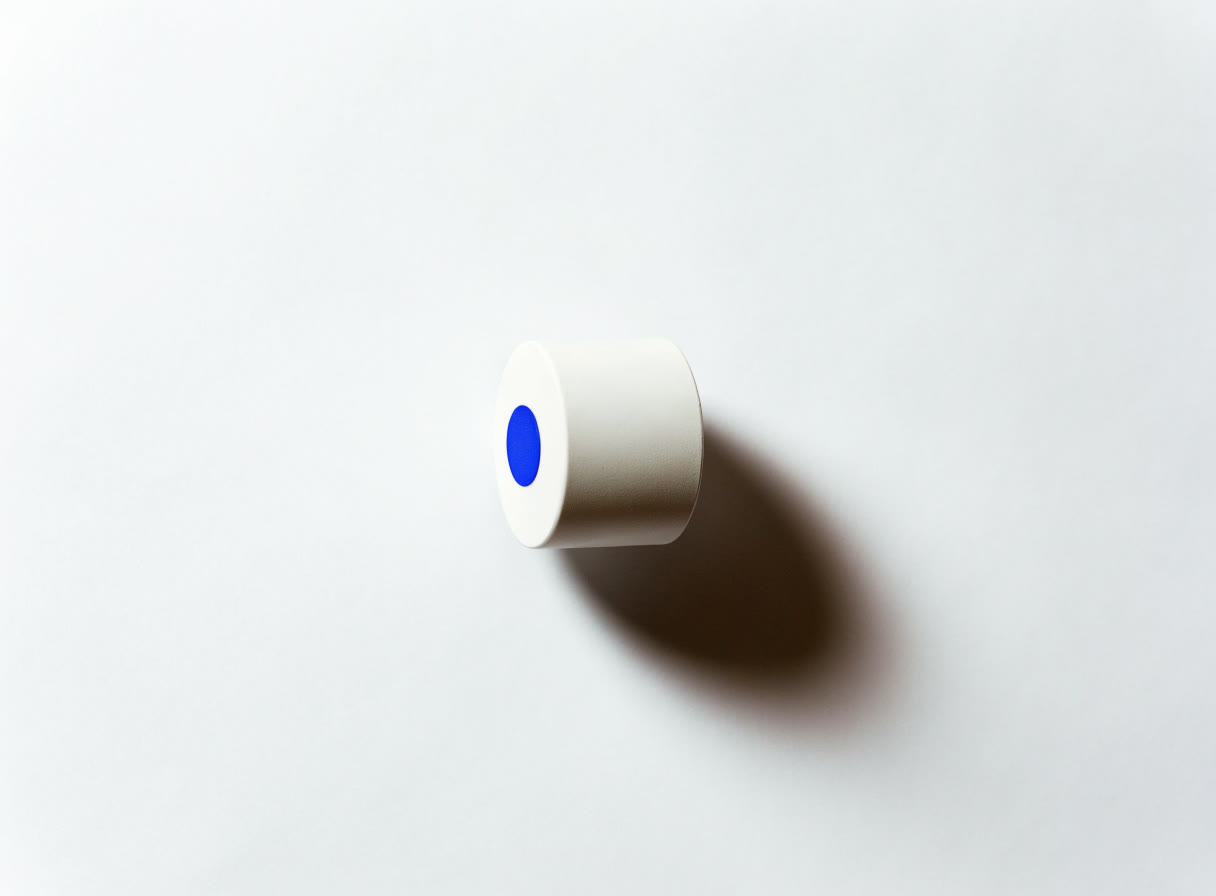 Perilla de control blanca con un punto azul sobre fondo claro