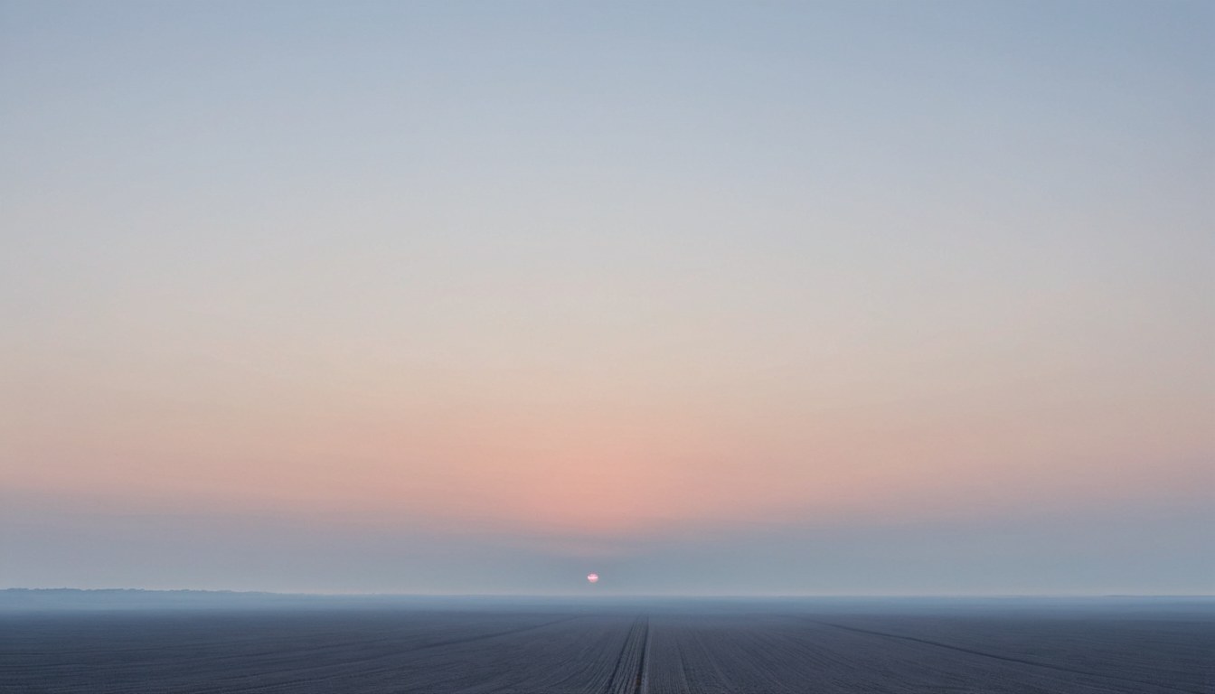 Horizonte pálido al amanecer con nubes sobre un terreno regado