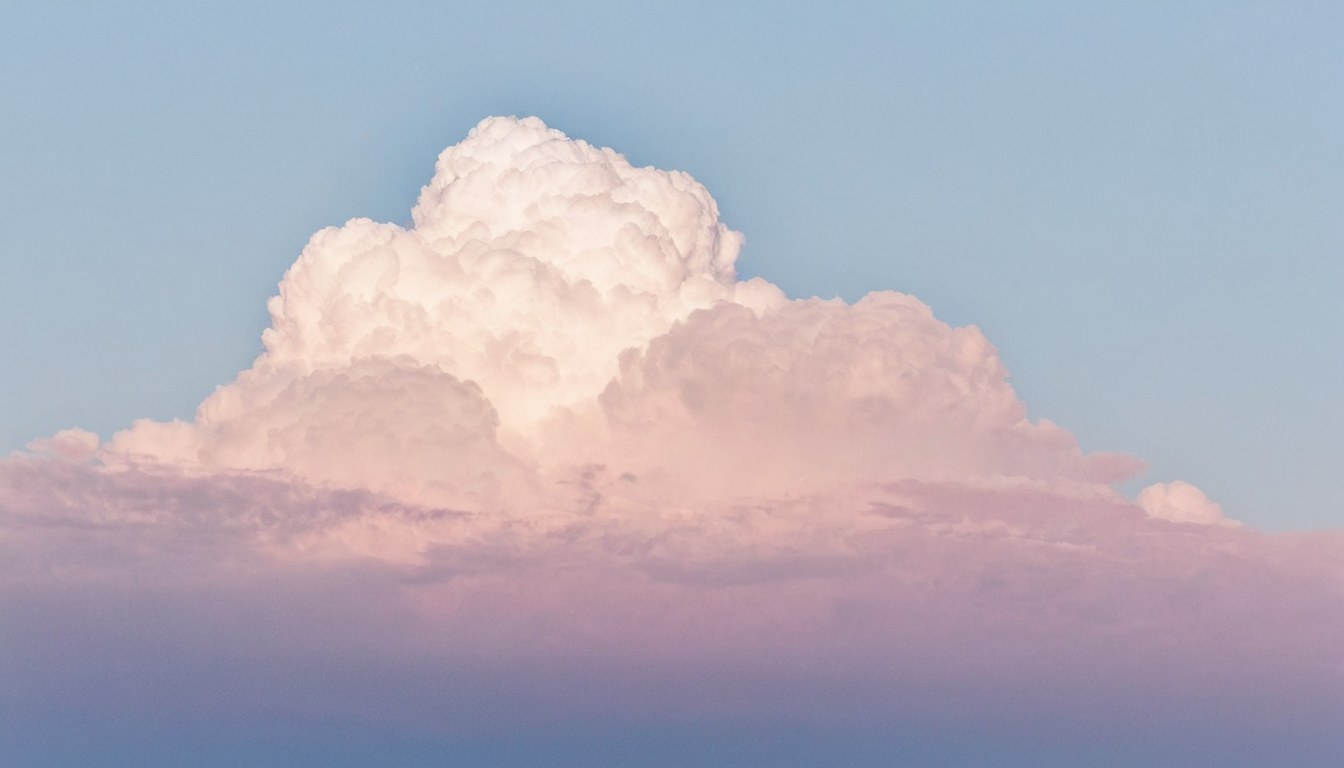 Banco de nubes luminosas que sube desde la esquina inferior derecha