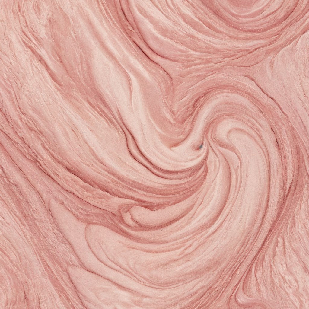 Remolino de rubor en crema color ciruela sobre piedra marfil