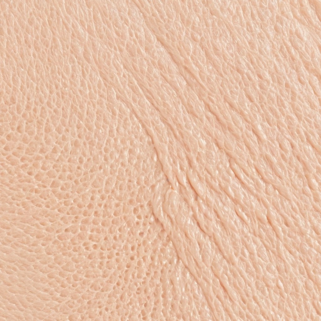 Textura de crema nude con picos suaves bajo luz de estudio