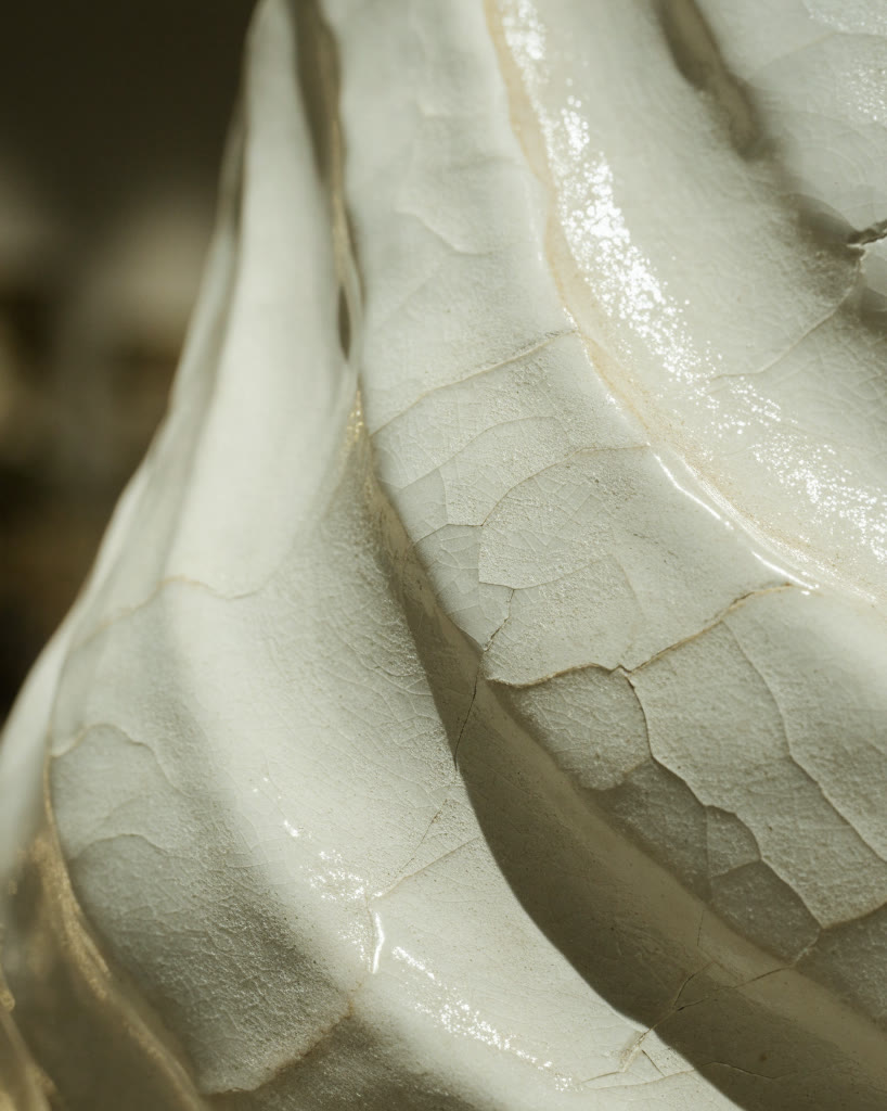 Superficie de gres blanco con craquelado fino del esmalte