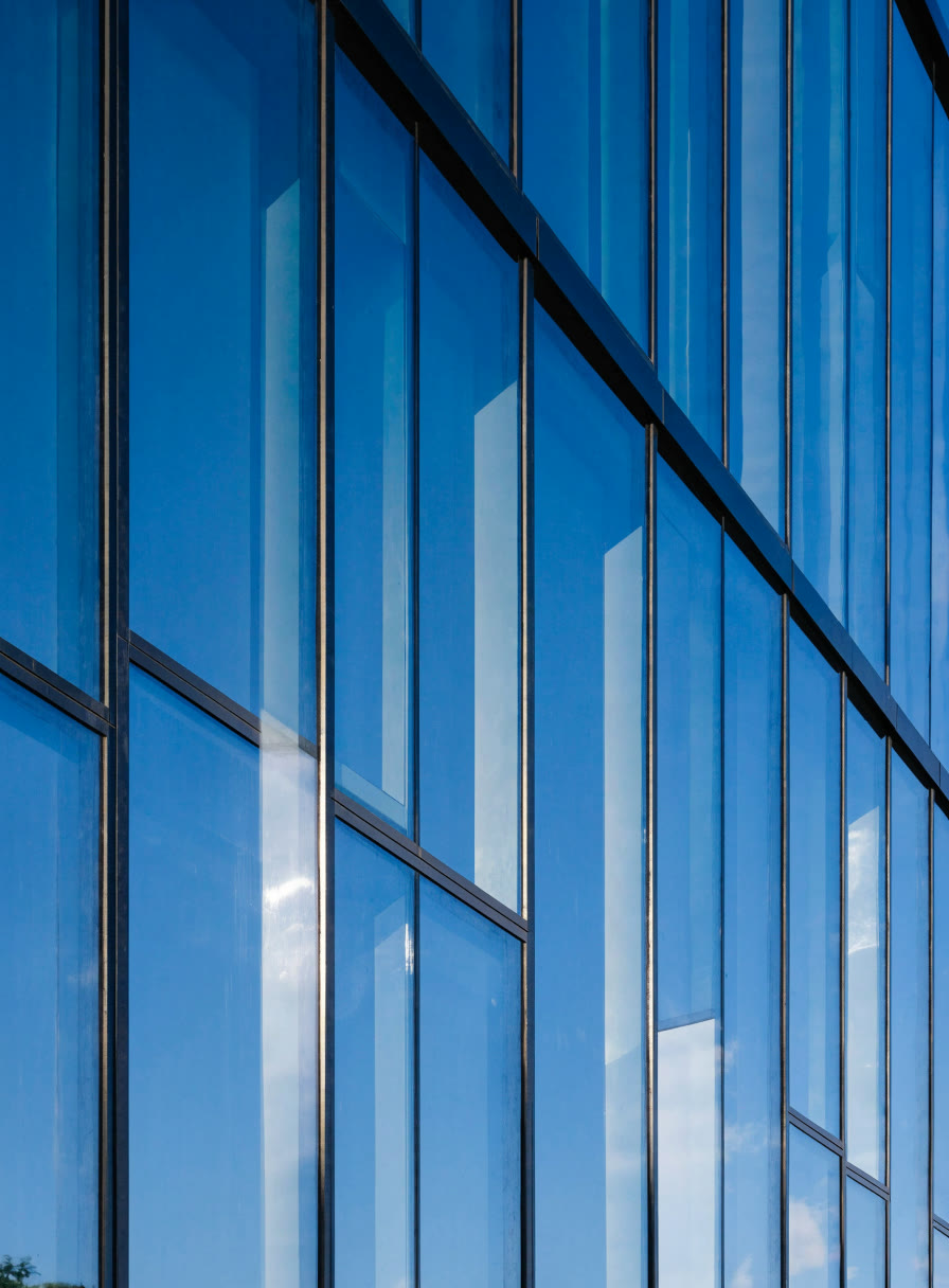 Reflejo del cielo sobre una fachada de vidrio limpia