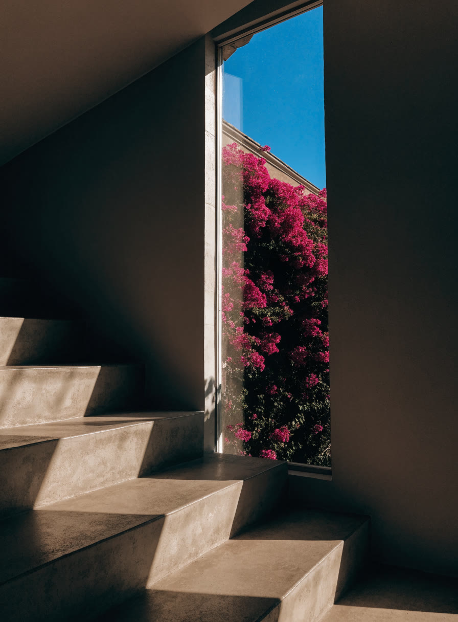 Ventana alta y limpia en el descanso de una escalera