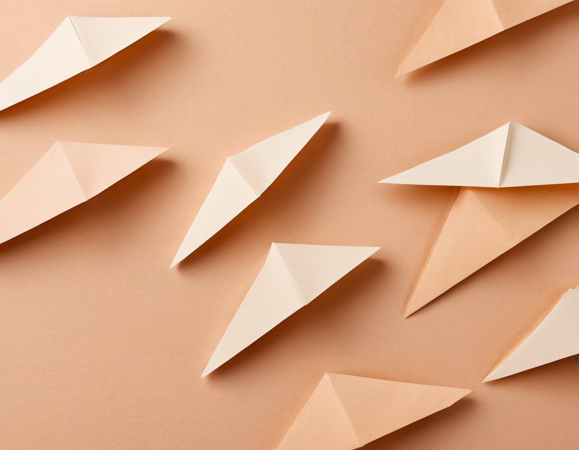 Pliegues y dobleces de papel liso en tonos durazno, con sombras marcadas